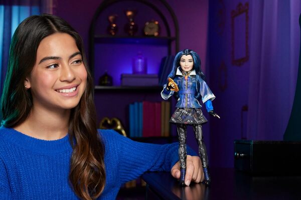 Mattel Poupée dixième Anniversaire Descendants Evie Île de l’Oubli Habillage avec Tenue Amovible, Accessoire et Points d’Articulation, inspirée des Films, JFG75