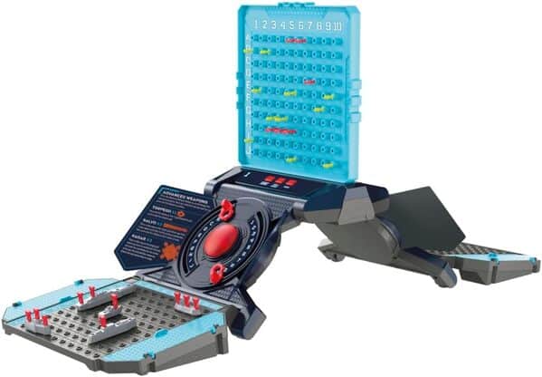 Hasbro Jeu de société électronique Battleship rechargé, jeu de stratégie de combat naval avec sons, lumières, attaques spéciales, à partir de 8 ans, 1 à 2 joueurs
