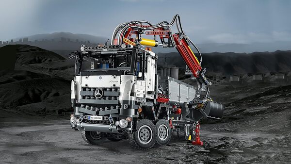 Découvrez le test complet du Lego Mercedes-Benz Arocs 3245 : un modèle emblématique qui allie design, complexité et innovation pour les passionnés de construction.